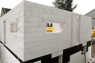 &Sigma;&tau;&omicron; "&kappa;ό&kappa;&kappa;&iota;&nu;&omicron;" &omicron; ό&mu;&iota;&lambda;&omicron;&sigmaf; Ytong - Thrakon