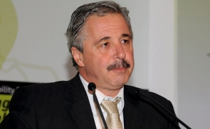 &laquo;&Epsilon;&xi;&omicron;&iota;&kappa;&omicron;&nu;ό&mu;&eta;&sigma;&eta; &kappa;&alpha;&tau;' &Omicron;ί&kappa;&omicron;&nu;&raquo;: &Epsilon;&nu;ί&sigma;&chi;&upsilon;&sigma;&eta; &tau;&omicron;&upsilon; &pi;&rho;&omicron;&gamma;&rho;ά&mu;&mu;&alpha;&tau;&omicron;&sigmaf; &zeta;&eta;&tau;ά &omicron; &Gamma;. &Mu;&alpha;&nu;&iota;ά&tau;&eta;&sigmaf;