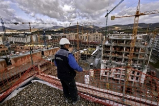 &Epsilon;&Lambda;&Sigma;&Tau;&Alpha;&Tau;: &Kappa;&alpha;&tau;&alpha;&kappa;ό&rho;&upsilon;&phi;&eta; &eta; &pi;&tau;ώ&sigma;&eta; &tau;&eta;&sigmaf; &omicron;&iota;&kappa;&omicron;&delta;&omicron;&mu;&iota;&kappa;ή&sigmaf; &delta;&rho;&alpha;&sigma;&tau;&eta;&rho;&iota;ό&tau;&eta;&tau;&alpha;&sigmaf; &sigma;&tau;&omicron; 12&mu;&eta;&nu;&omicron;