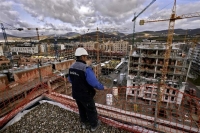 &Epsilon;&Lambda;&Sigma;&Tau;&Alpha;&Tau;: &Kappa;&alpha;&tau;&alpha;&kappa;ό&rho;&upsilon;&phi;&eta; &eta; &pi;&tau;ώ&sigma;&eta; &tau;&eta;&sigmaf; &omicron;&iota;&kappa;&omicron;&delta;&omicron;&mu;&iota;&kappa;ή&sigmaf; &delta;&rho;&alpha;&sigma;&tau;&eta;&rho;&iota;ό&tau;&eta;&tau;&alpha;&sigmaf; &sigma;&tau;&omicron; 12&mu;&eta;&nu;&omicron;